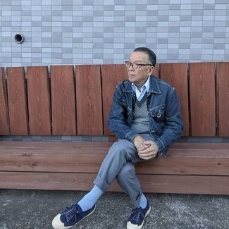 Какие куртки-рубашки носить с темно-серым трикотажным жилетом мужчине