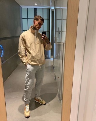 Какие кроссовки носить с темно-серыми спортивными штанами мужчине