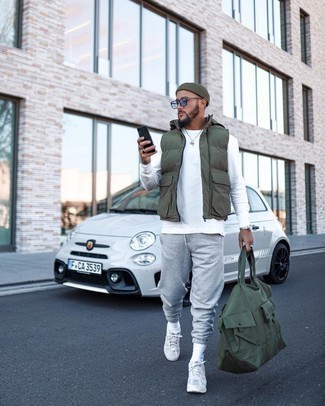 Какие кроссовки носить с темно-серыми спортивными штанами мужчине