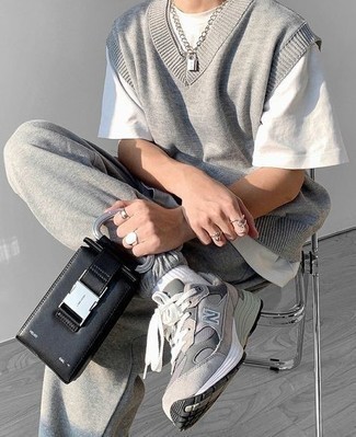 Какие кроссовки носить с темно-серыми спортивными штанами мужчине