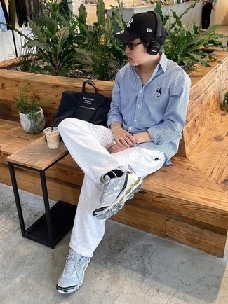 Какие кроссовки носить с темно-серыми спортивными штанами мужчине