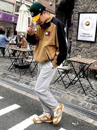 Какие кроссовки носить с темно-серыми спортивными штанами мужчине