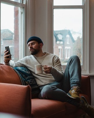 Какие кроссовки носить с темно-серыми спортивными штанами мужчине