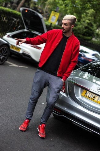 Какие бомберы носить с темно-серыми спортивными штанами мужчине