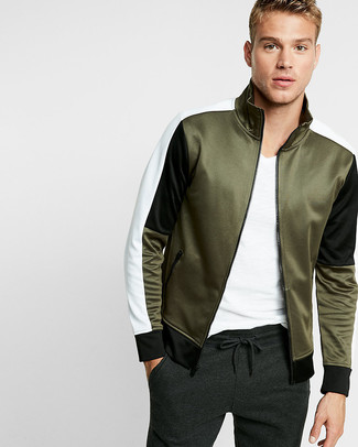 Какие бомберы носить с темно-серыми спортивными штанами мужчине