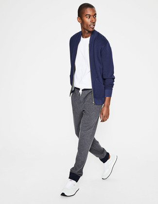 Какие бомберы носить с темно-серыми спортивными штанами мужчине