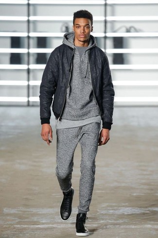 Какие бомберы носить с темно-серыми спортивными штанами мужчине