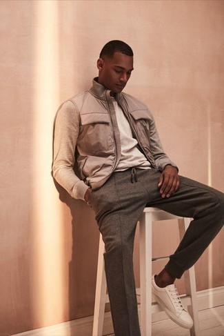 Какие бомберы носить с темно-серыми спортивными штанами мужчине