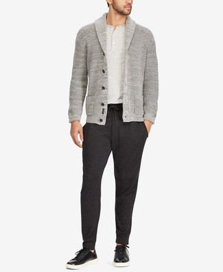 Какие кардиганы носить с темно-серыми спортивными штанами мужчине