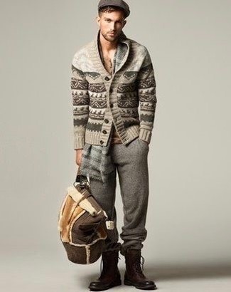 Какие повседневные ботинки носить с темно-серыми спортивными штанами мужчине