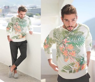 Какие свитера с круглым вырезом носить с темно-серыми спортивными штанами мужчине