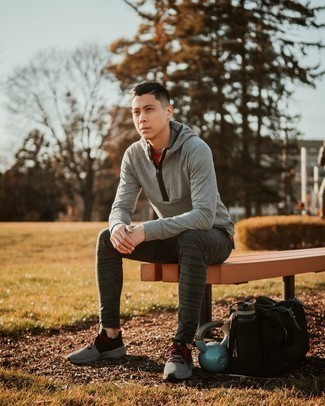 Какие свитера с круглым вырезом носить с темно-серыми спортивными штанами мужчине