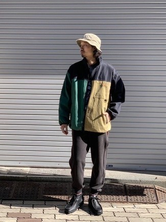 Какие ботинки дезерты носить с темно-серыми спортивными штанами