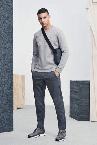Как носить темно-серые спортивные штаны с серым свитшотем мужчине