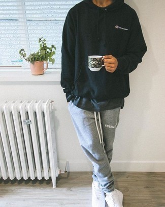 Какой худи носить с темно-серыми спортивными штанами мужчине