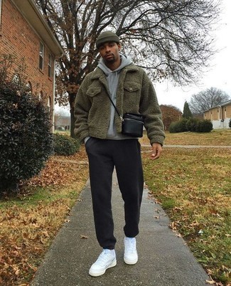 Какой худи носить с темно-серыми спортивными штанами мужчине