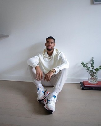 Какой худи носить с темно-серыми спортивными штанами мужчине