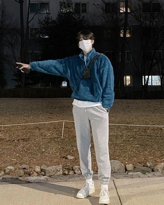 Какие низкие кеды носить с темно-серыми спортивными штанами мужчине