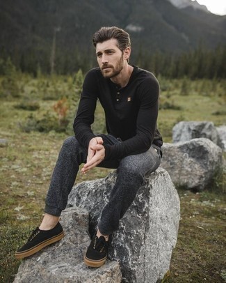 Какие низкие кеды носить с темно-серыми спортивными штанами мужчине