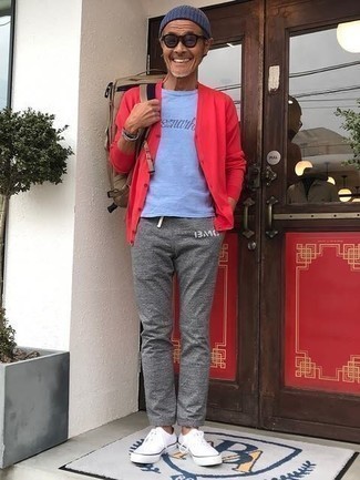 Какие низкие кеды носить с темно-серыми спортивными штанами мужчине