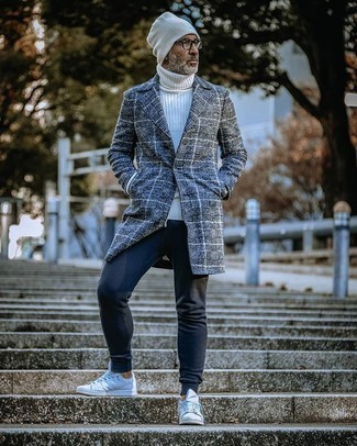 Какие низкие кеды носить с темно-серыми спортивными штанами мужчине