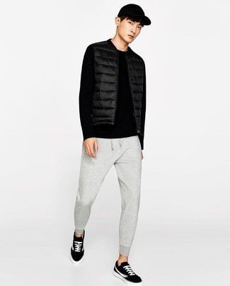 Какие низкие кеды носить с темно-серыми спортивными штанами мужчине