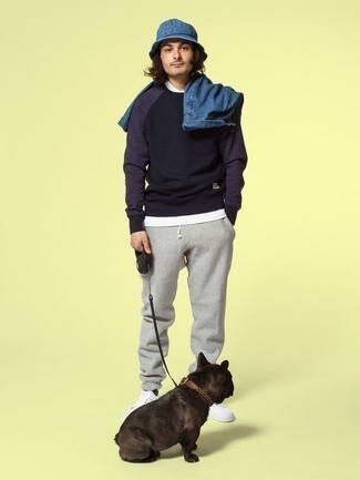 Какие низкие кеды носить с темно-серыми спортивными штанами мужчине