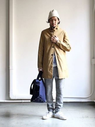 Какие дождевики носить с темно-серыми спортивными штанами мужчине