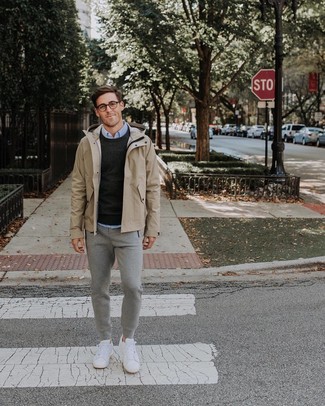 Какие дождевики носить с темно-серыми спортивными штанами мужчине