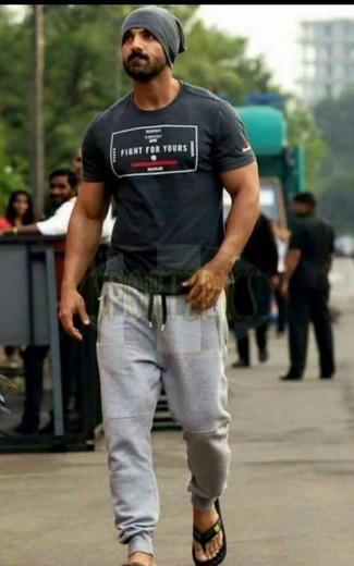 Какие сандалии носить с темно-серыми спортивными штанами мужчине