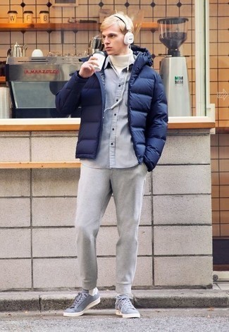 Какие водолазки носить с темно-серыми спортивными штанами мужчине