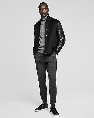 Какие водолазки носить с темно-серыми спортивными штанами мужчине