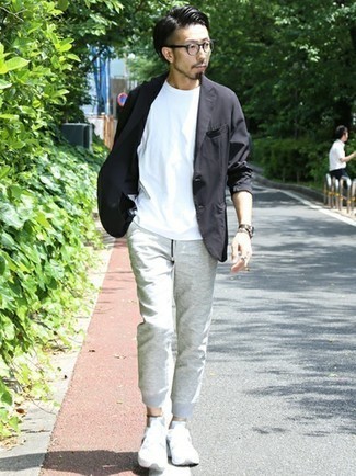 Как носить темно-серые спортивные штаны с белыми кроссовками мужчине