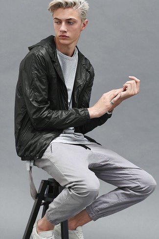 Какие ветровки носить с темно-серыми спортивными штанами мужчине