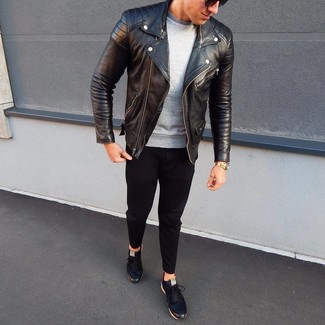 Какие косухи носить с темно-серым свитшотем мужчине