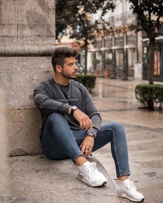 Как носить темно-серый свитшот с синими джинсами мужчине