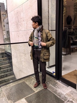 Как носить темно-серый свитшот с коричневыми брюками чинос