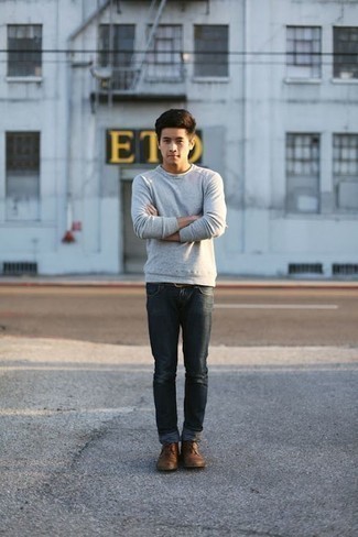 Какие ботинки дезерты носить с темно-серым свитшотем