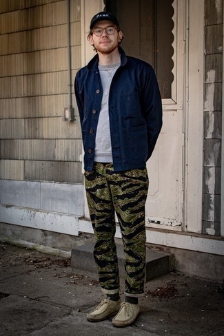 Какие ботинки дезерты носить с темно-серым свитшотем