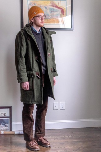 Какие дафлкоты носить с темно-серым свитшотем мужчине