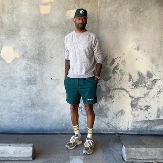 Как носить темно-серый свитшот с серыми кроссовками мужчине