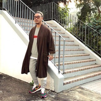 Как носить темно-серый свитшот с серыми брюками чинос