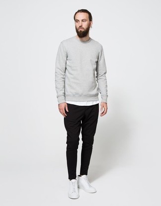 Какие высокие кеды носить с темно-серым свитшотем мужчине
