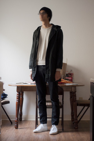 Какие высокие кеды носить с темно-серым свитшотем мужчине