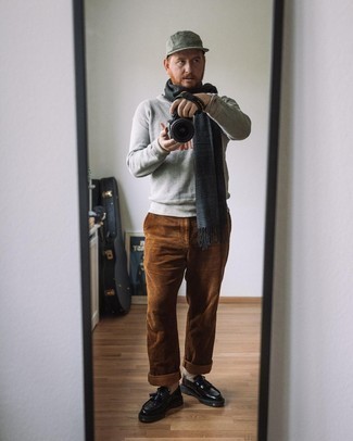 Какие лоферы носить с темно-серым свитшотем мужчине