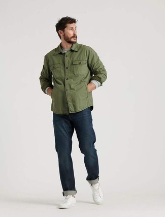 Как носить темно-серый свитшот с темно-синими джинсами мужчине