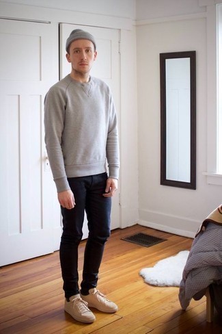 Как носить темно-серый свитшот с темно-синими джинсами мужчине