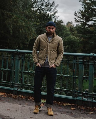 Как носить темно-серый свитшот с темно-синими джинсами мужчине