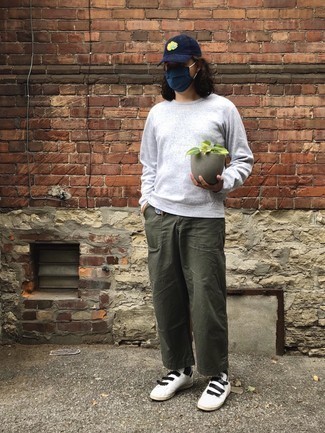 Как носить темно-серый свитшот с белыми низкими кедами мужчине