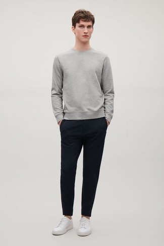 Как носить темно-серый свитшот с белыми низкими кедами мужчине